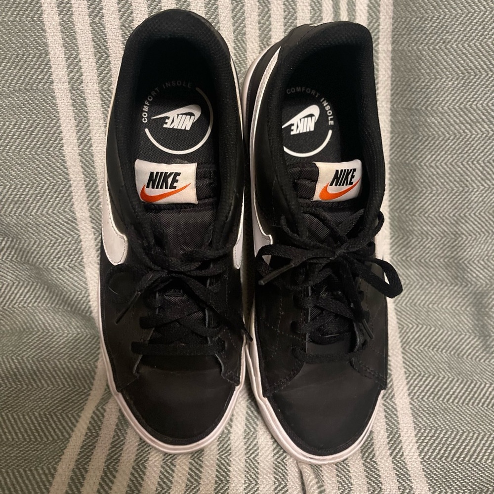 Nike Black and White Low Tops Size 7Y - Picture 2 of 4
